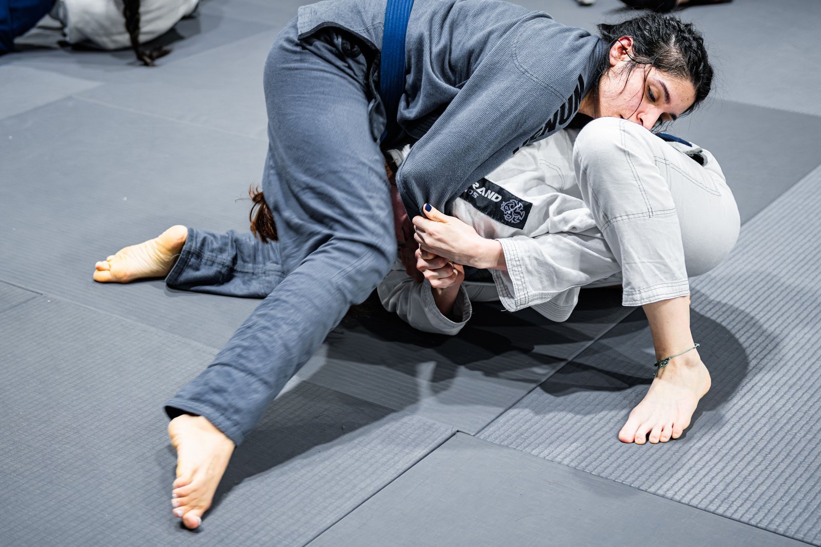 Pratiquants de jiu-jitsu en entraînement